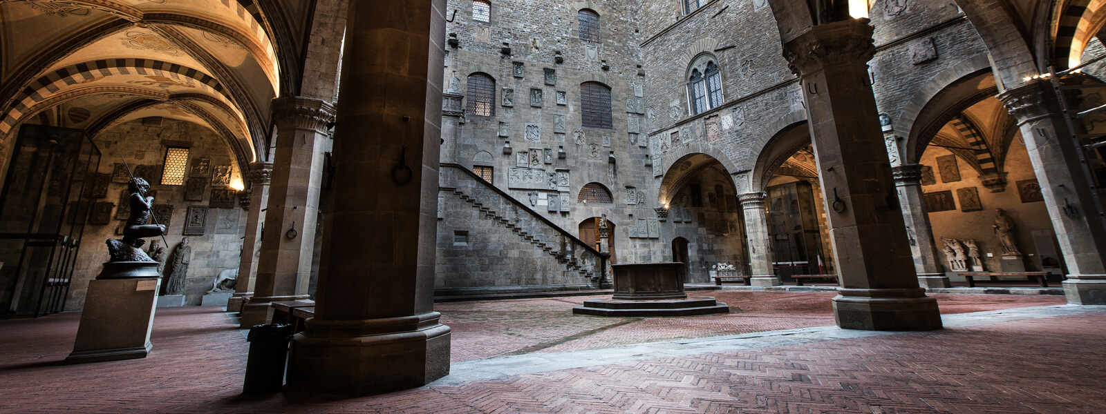 Cortile interno di un famoso palazzo storico di Firenze