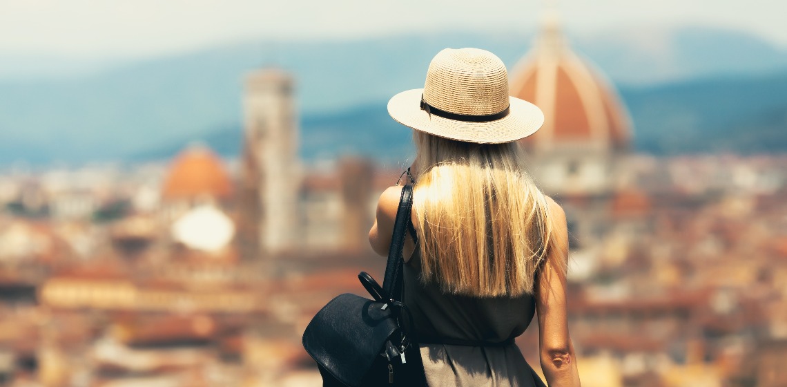 Una turista che ammira la vista su Firenze in una bella giornata di sole