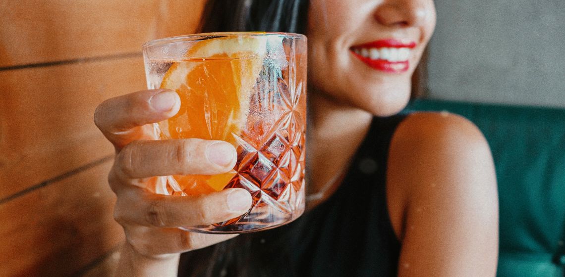 Immagine di una ragazza che beve un negroni - il cocktail più famoso del mondo nel 2022