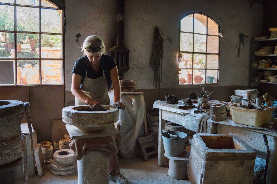 Impruneta, Borgo della terracotta - Immagine di una artigiana che effettua una lavorazione